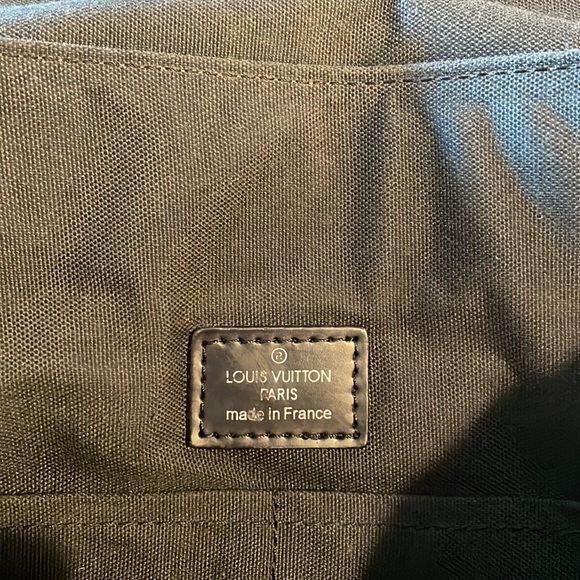 LOUIS VUITTON
DAMIER GRAPHITE DISTRICT MESSENGER MM - Picture 5 of 9